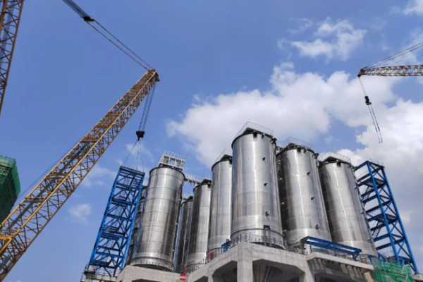 Jilin Petrochemical’s HDPE Project Hits Key Milestone with Successful Installation of Silo Stairwells
