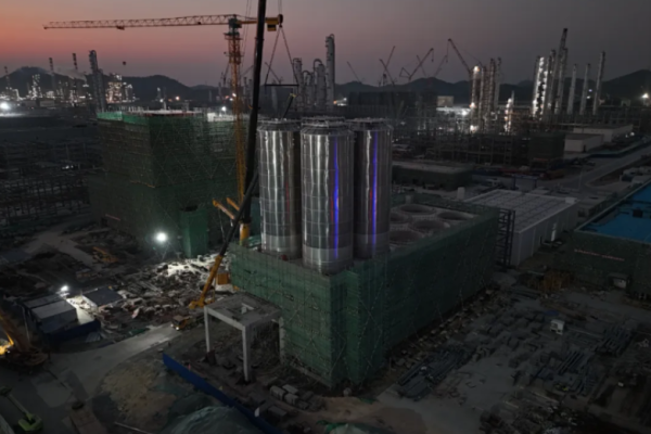 Groundbreaking Progress in Qinzhou: Efficient Hoisting of Full-Density Polyethylene Silos